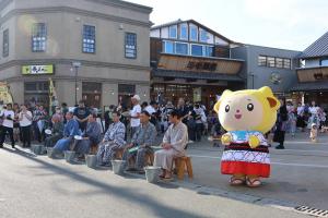 主催者や来賓とそばみちゃんが並んでいる写真