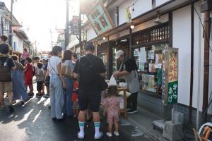 店先で買い物をしている来場者の写真