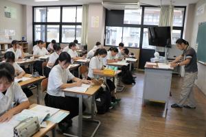 真剣な表情で授業に取り組む生徒の写真