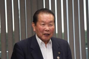 激励の言葉をかけている佐々木市長の写真