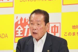 選手を激励する佐々木市長