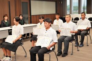 報告会に参加した生徒たち