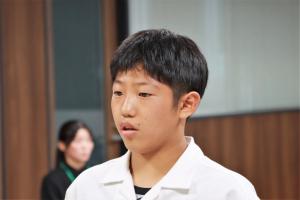決意表明をする河野さん