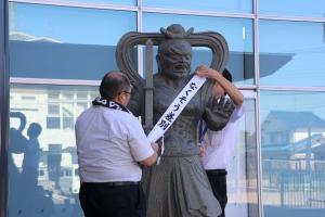 市役所玄関横の仁王像