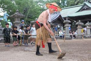 田んぼをならすしぐさをする手入役