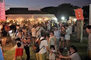 賑わう夜市会場