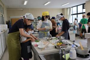 調理をしている参加者たちの写真