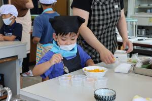 ゼリーを作っている子どもの写真