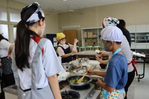 味付けをしたり、炒め物をしている参加者たちの写真