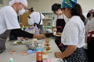 お弁当をつくっている参加者たちの写真