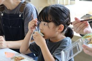 お弁当を食べている子どもの写真
