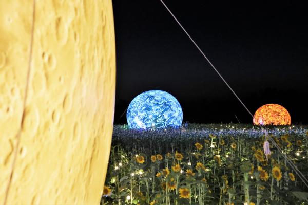 ひまわり畑に設置されている惑星のオブジェ