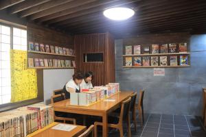 漫画を読んでいる来場者2人の写真