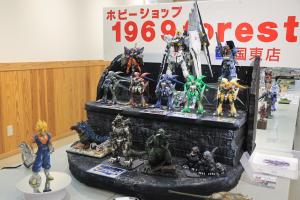 展示されているガンダムやゴジラなどのプラモデルの写真