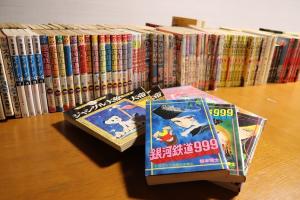 たくさんの漫画や表紙をみえるように撮影した写真