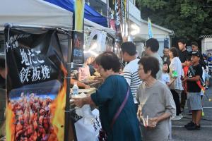 飲食を買い求める列