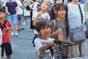 射的を楽しむ子どもたち