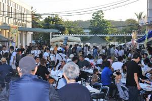 夜市会場を楽しむたくさんの方々