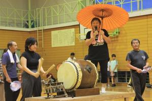 口説き、太鼓と踊る方々