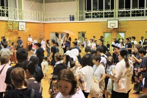 たくさんの方がうちわを持って踊りの輪に加わりました