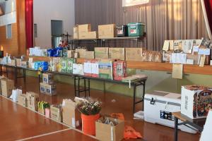 たくさん並ぶ抽選会の景品