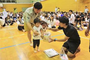 景品を受け取る参加者