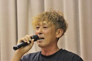 あいさつをする羽迫代表