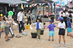昭和の遊びに挑戦する来場者