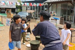 グッチさんと回っている皿渡しに挑戦！