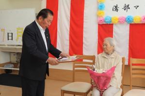 佐々木市長が褒賞状を渡す写真