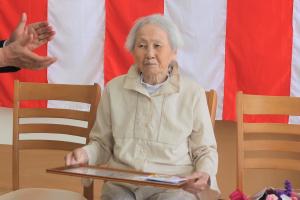 褒賞状を受け取る溝部さんの写真