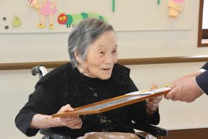 褒賞状を受け取る藤原さんの写真