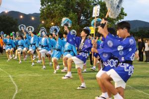 踊っている高校生たちの写真