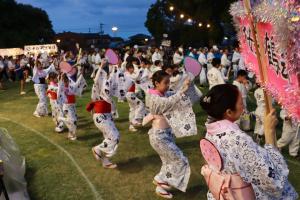 踊っている日本舞踊のチームの子どもたちの写真