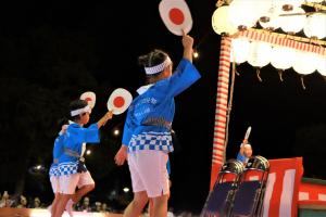 うちわを持っておどっている子ども草地踊り教室の子どもたちの写真