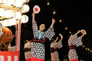 笑顔で踊っている草地踊り保存会の踊り子の写真