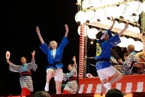 浴衣姿と法被姿両方の踊り子が写っている写真