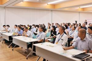 講師の話を聞く参加者
