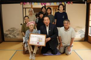 褒賞状をもって撮影した記念写真