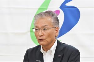 激励の言葉をかける佐藤大分県議会議員