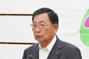 激励の言葉をかける阿部市議会議長