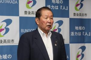 激励の言葉をかけている佐々木市長の写真