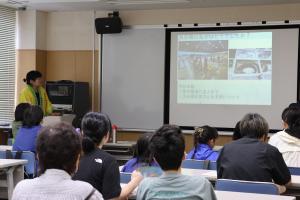 手元に魚が届くまでの過程を学ぶ参加者