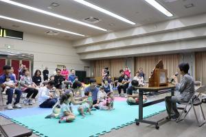 絵本を見ているたくさんの親子の姿