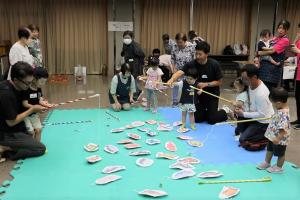 魚釣り遊びを楽しむ親子の様子
