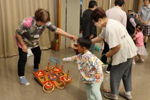 輪投げをしている子どもの写真