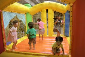 ふわふわ遊具で遊ぶ子どもたちの写真