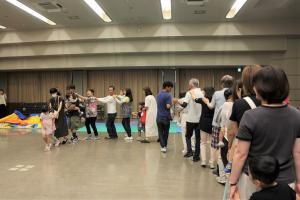 音楽に合わせて楽しむ様子