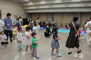 音楽に合わせて動く親子の様子