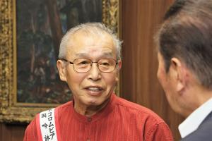 決意表明をする修治さん